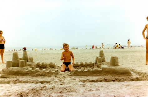 Schepen Jo Vermeulen als 7-jarige op vakantie aan de Belgische kust, Knokke-Heist, 1984