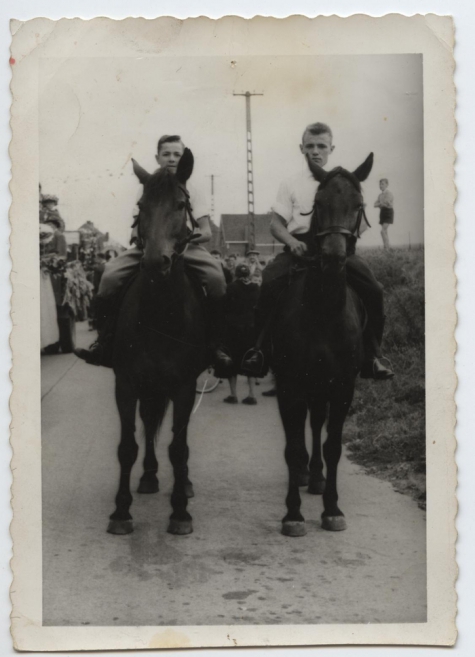 Jonge ruiters in Livinusstoet, Sint-Lievens-Houtem, 1957