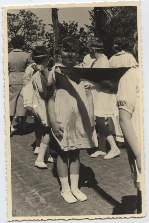 Anny Van Beneden in de Livinusstoet, Sint-Lievens-Houtem, 1957