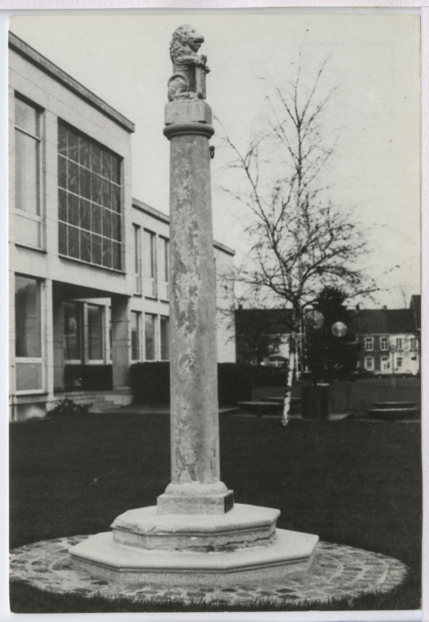 Zwart wit postkaart van de schandpaal in Melle