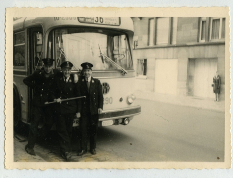 Poseren met de collega's voor de bus, Brussel, 1961