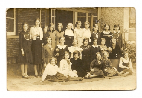 Klasfoto van meisjes uit de "Nonnekensschool" te Balegem