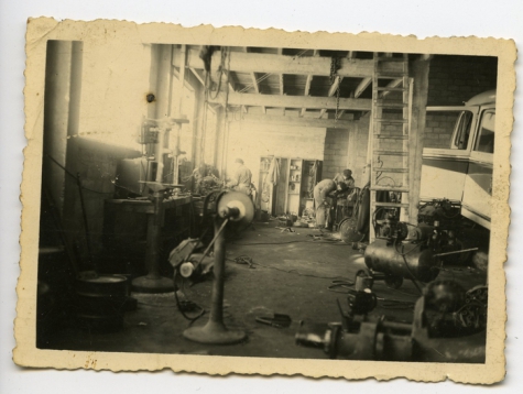 Aan het werk in de garage, Bottelare, 1945-1955