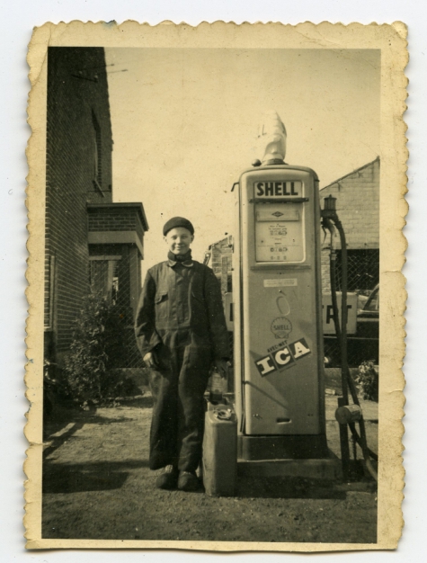 Poseren naast de benzinepomp, Bottelare, 1945-1955