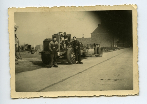 Aan en op de vrachtwagen bij de benzinepomp voor de garage, Bottelare, 1945-1955
