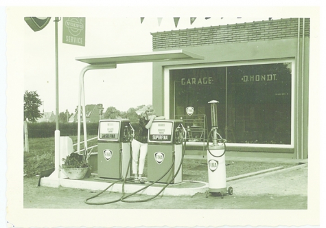 Tussen twee benzinepompen, Sint-Lievens-Houtem, 1960-1970
