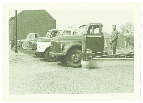 Poseren bij enkele vrachtwagens, Sint-Lievens-Houtem, 1960-1970