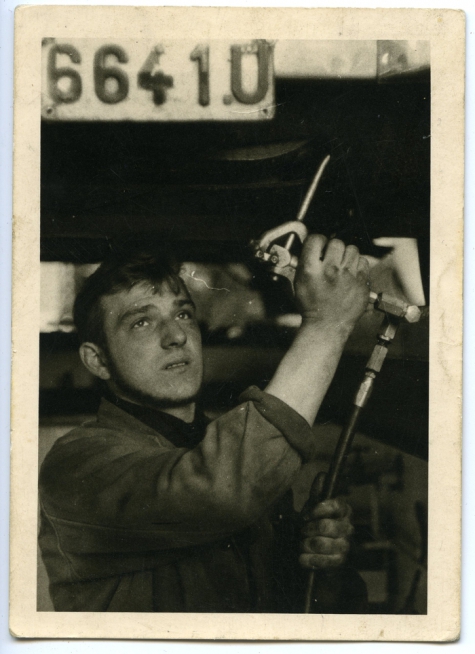 Aan het werk in de garage, Melsen, 1960-1970