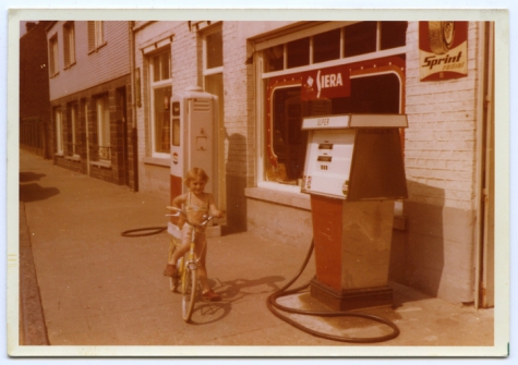 Op de fiets aan de benzinepomp, Melsen, 1970-1980