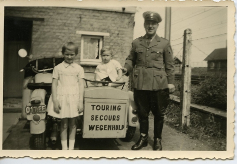 In vol ornaat en met de kinderen bij de sidecar, Melle, 1953
