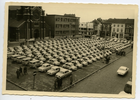 Mooi op een rij voor de jaarlijkse keuring, Brussel, 1950-1960