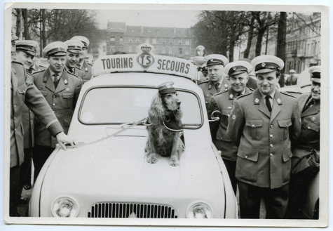 Met de mascotte op de foto, Brussel, 1950-1960
