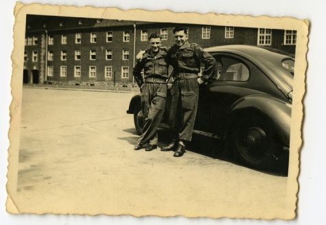 Tijdens de legerdienst poseren bij een auto, 1940-1950