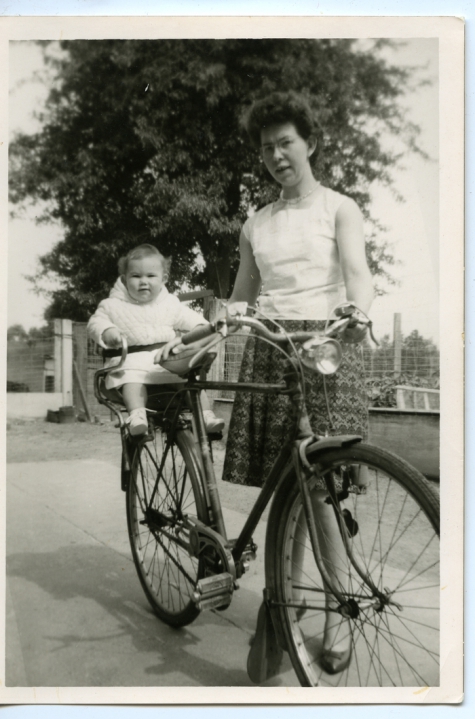 Achterop de fiets bij mama, Letterhoutem, 1964