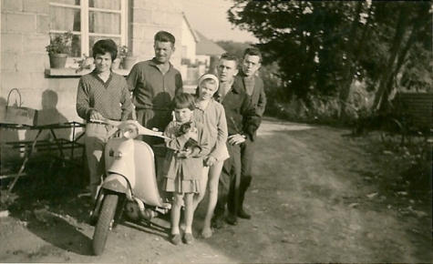 Met de scooter op de foto, Amiens, 1964