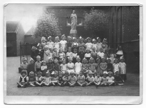 Klasfoto eerste kleuterklasje "Bij de nonnekens", Balegem, 1944