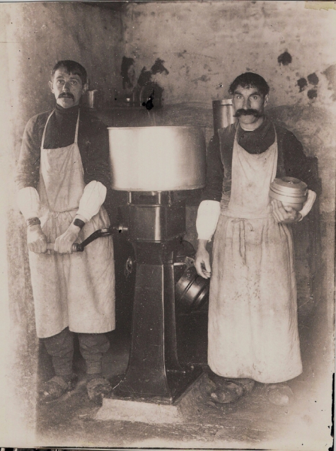 Pasfoto's naast vleesmolen door fotograaf Mabilde, Letterhoutem, ca. 1910