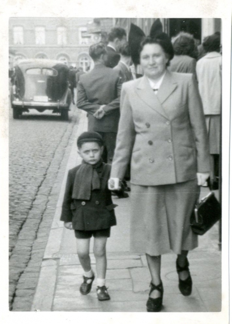 Aan moeders hand, 1954