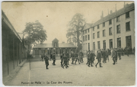 Speelplaats van de middelbare afdeling in 1914
College Melle
