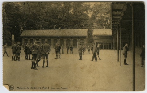 Speelplaats van de hogere afdeling in 1925
College Melle