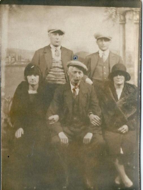 Familiefoto op de kermis, Sint-Lievens-Houtem, 1930