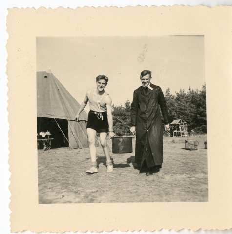Chiro Melle, proost en leider met kookpot, omgeving Genk, 1957