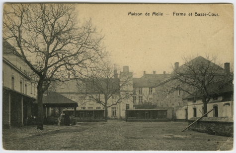 Het neerhof van het college te Melle