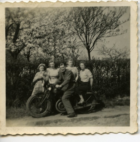 Op de foto met een Britse militair, 1940-1950