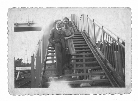 Op de voetgangersbrug over de spoorweg te Balegem-Dorp