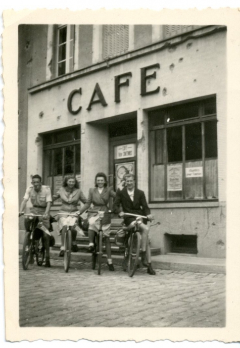 Met vrienden onderweg, Echternach, 1947