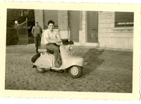 Op de scooter voor het huis, Balegem, 1950-1960