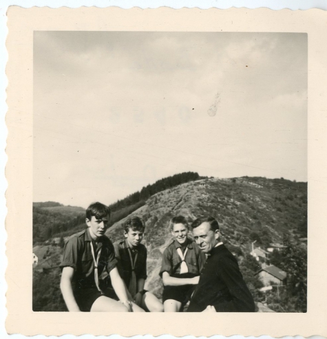 Chiro Melle, proost E.H Verhaeghe met enkele chiroleden, Maboge, 1961