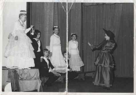 Scène van een schooltoneel Sint-Lievensinstituut, Sint-Lievens-Houtem, 1966