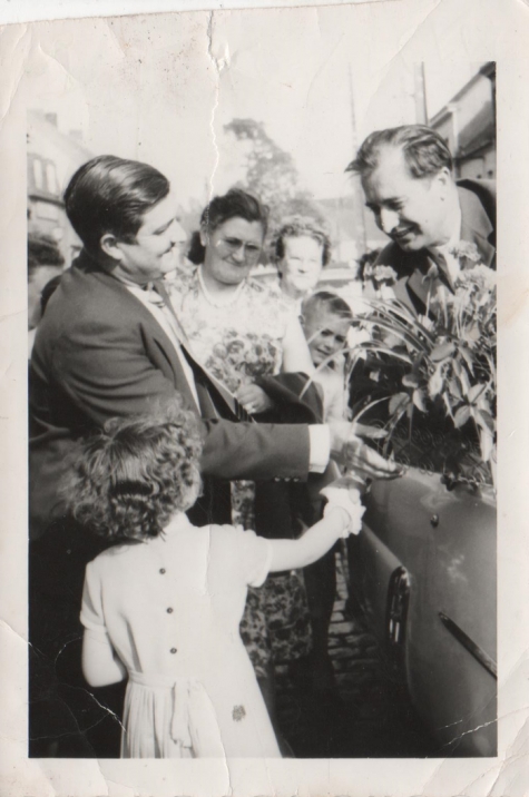 Jeanien Lefevre geeft bloemen aan burgemeester Otte, Sint-Lievens-Houtem, 1959