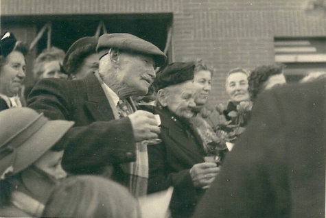Glaasje op de viering van een diamanten huwelijk, Sint-Lievens-Houtem, 1955