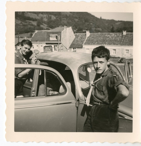 Chiro Melle, bij de auto van de proost, Ardennen, 1962
