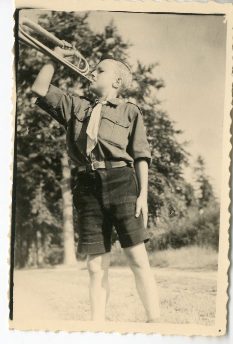 Chiro Melle, Etienne Vits als 'clairon', klaroenblazer op kamp, 1943- 1947.

