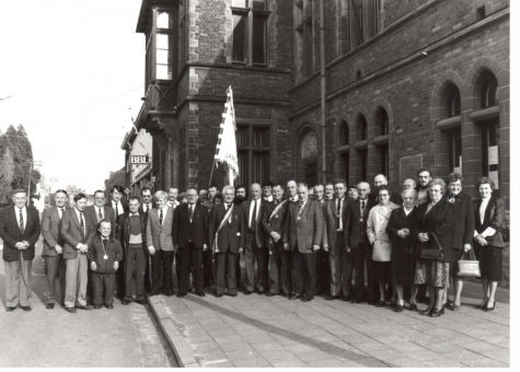 Groepsfoto kaartmaatschappij Aelmoesenijevrienden, Oosterzele, 1988