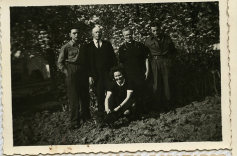 Familie Dooreman met twee soldaten, Sint-Lievens-Houtem, 1940-1945