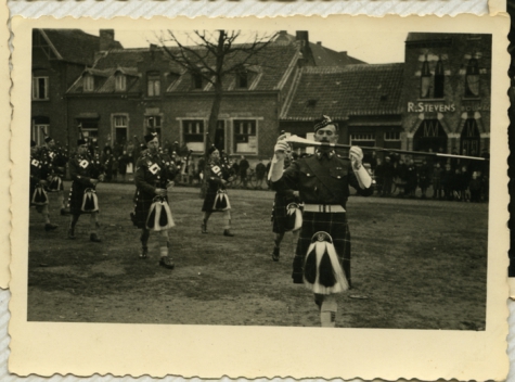Schotten in bevrijdingsstoet, Sint-Lievens-Houtem, 1940-1945