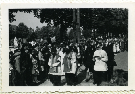 Priesters in bevrijdingsstoet, Sint-Lievens-Houtem, 1940-1945