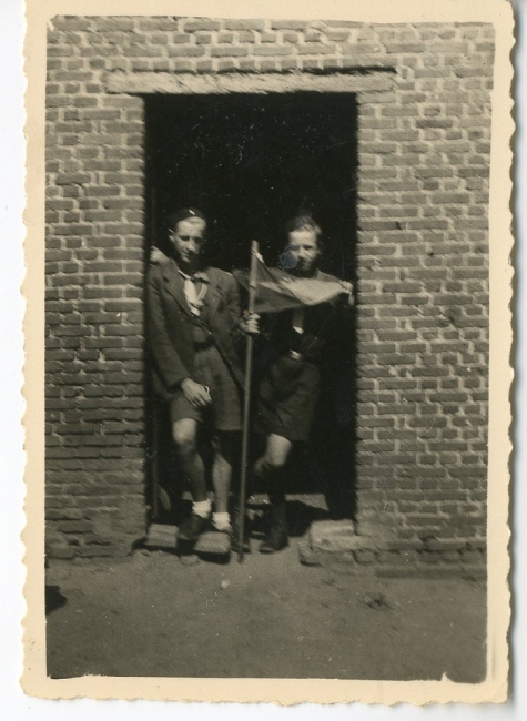 Chiro Melle, met pennoen op kamp, Bonheiden, 1945