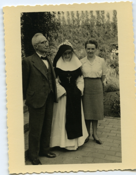 Zuster Hilde tussen meter en peter, Sint-Lievens-Houtem, 1943
