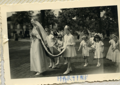 Schoolkinderen in processie, Sint-Lievens-Houtem, 1960-1962