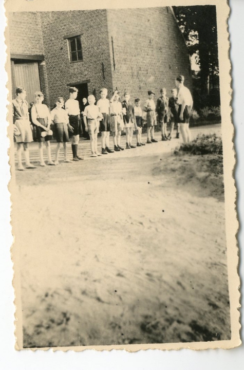 Chiro Melle, vlaggengroet op kamp, Bonheiden, 1945