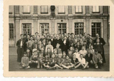 Chiro Melle, verzamelde chiroleden op de speelplaats, Melle, 1943-1947