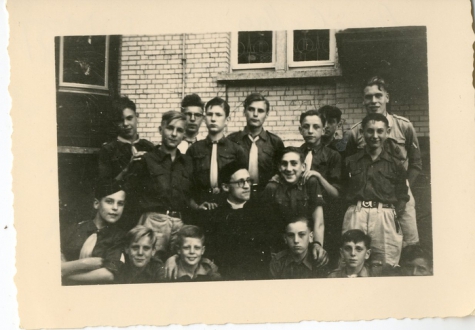 Chiro Melle, groepsfoto met pater Frederique, 1943 -1947