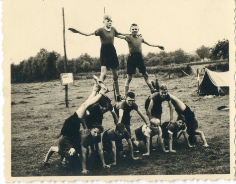 Chirojongens bouwen menselijke piramide, Herentals, 1954