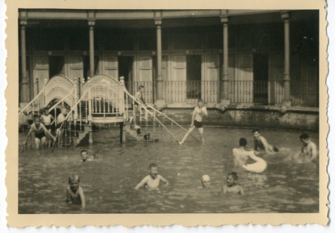 De chirojongens in het zwembad van College Melle, 1955