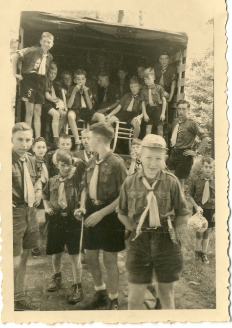 Chirojongens aan een vrachtwagen, Neerpelt, 1955